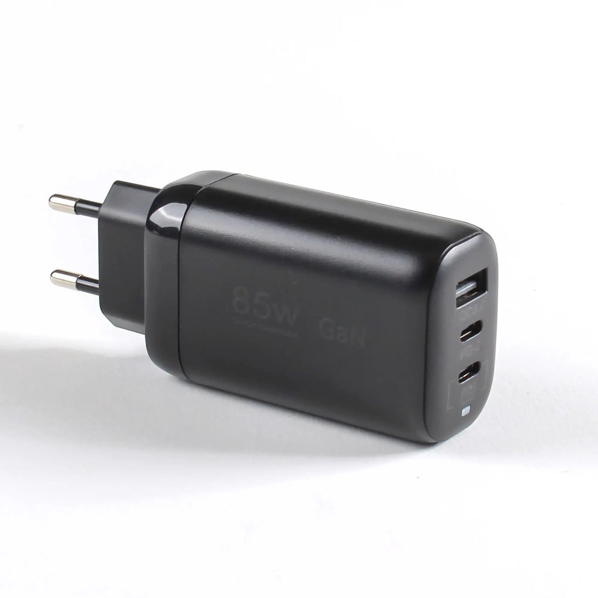 A Three-Port Super Fast Charging System with a Total Power of 85W Suitable for Laptops Mobile Phones and Game Consoles